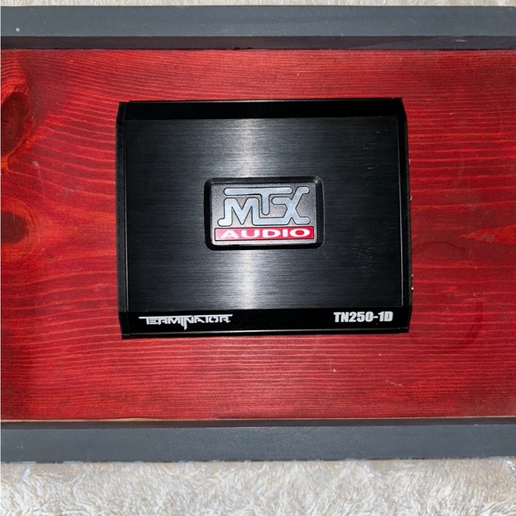 Class-D monoblock amplifier delivers a solid 250 watts. Very good condition - Picture 2 of 7